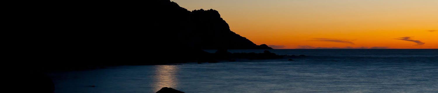 Bilde av månen og Mars ved siden av hverandre på himmelen